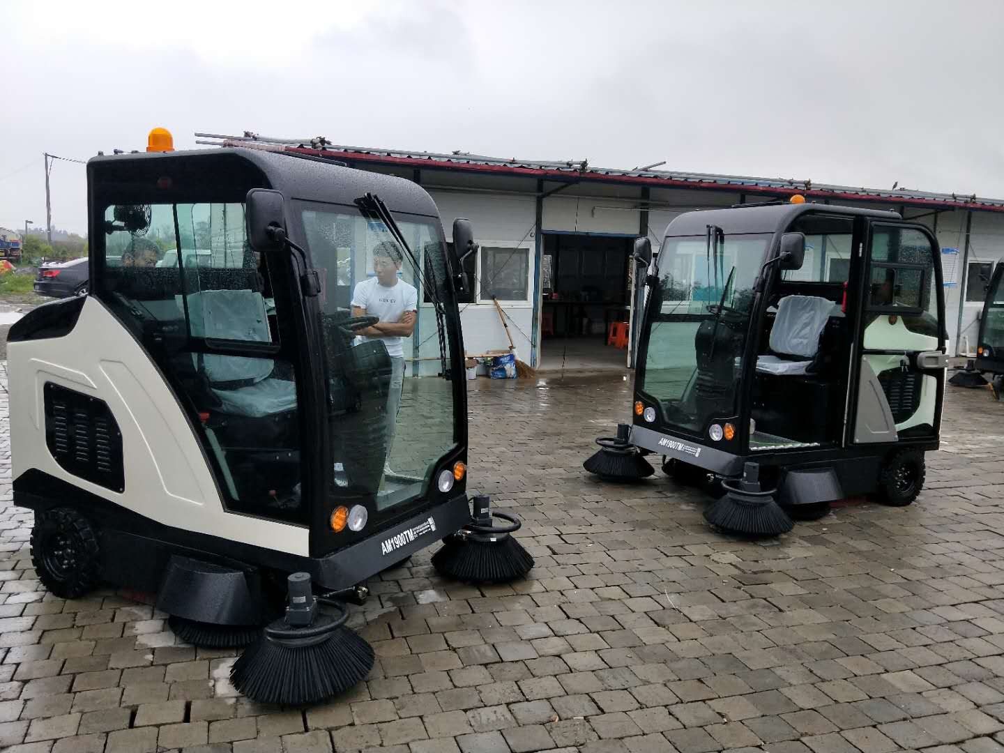 洁士AM1900TM全封闭驾驶式扫地车/AM1900TM电动全封闭驾驶式夜色直播APP安卓下载(现场图)